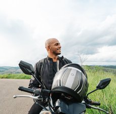 Como lavar a jaqueta de couro de motoqueiro​?