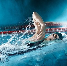 Por que a natação é considerada um exercício completo pra todas as idades?