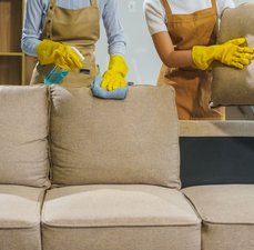 Mistura para limpar sofá: receita segura e fácil