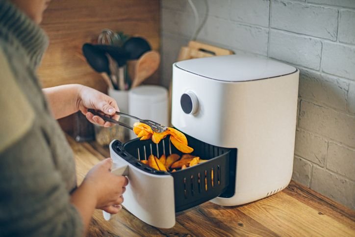 Fritadeira el&eacute;trica em close na bancada da cozinha, mostrando que a air fryer  Gaabor &eacute; boa. 