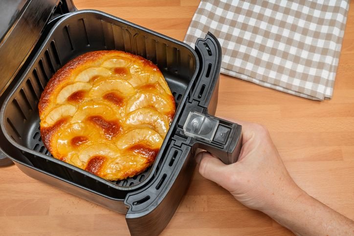 Air fryer WAP Barbecue aberta com torta salgada, representando se o modelo &eacute; bom pra receitas maiores.
