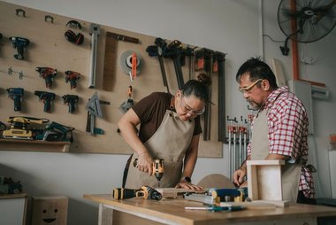 Profissional em oficina mecânica utilizando uma ferramenta pneumática