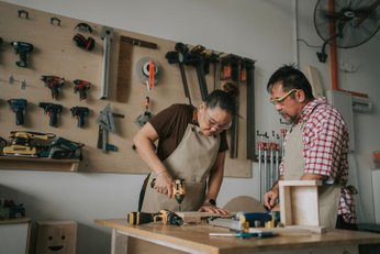 Profissional em oficina mecânica utilizando uma ferramenta pneumática
