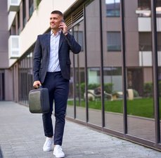 Tênis pra usar com terno masculino: como acertar no visual com estilo e confiança