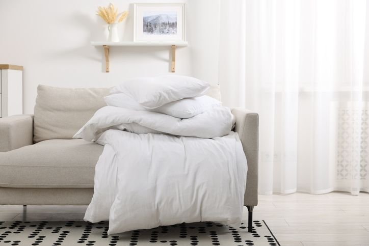 Sof&aacute; de linho em tom neutro, com detalhes de costura e acabamento de alta qualidade perfeito pra decora&ccedil;&atilde;o elegante e moderna