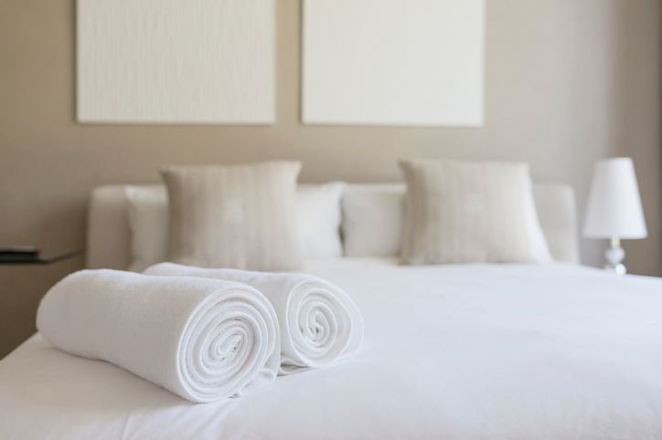Cama de casal, com jogo de cama e toalha
