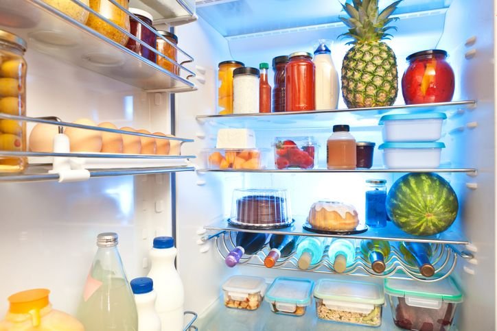 Geladeira grande e cheia, com v&aacute;rias op&ccedil;&otilde;es de alimentos e bebidas.
