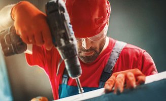 Profissional usando uma parafusadeira elétrica em um trabalho manual, mostrando como a ferramenta certa facilita o serviço e garante um resultado bem feito.