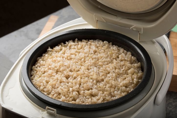 Arroz integral pronto dentro da panela, mostrando como usar panela elétrica de arroz também em preparos com grãos que pedem mais tempo.