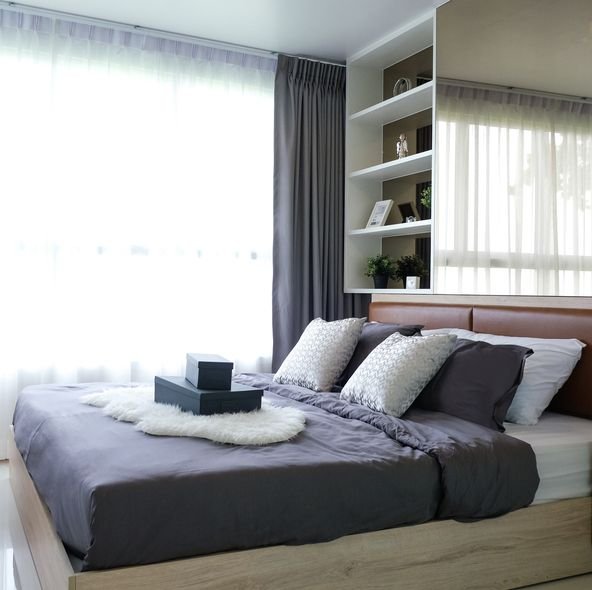 imagem de um quarto com uma cama casal queen no meio