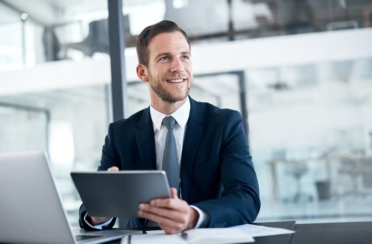 Homem sorridente vestido com um terno slim masculino.