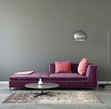 Manta ou capa: qual escolher pro sofá?
