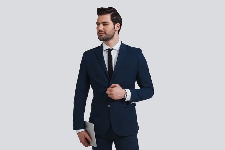 Homem de terno azul com tablet na mão