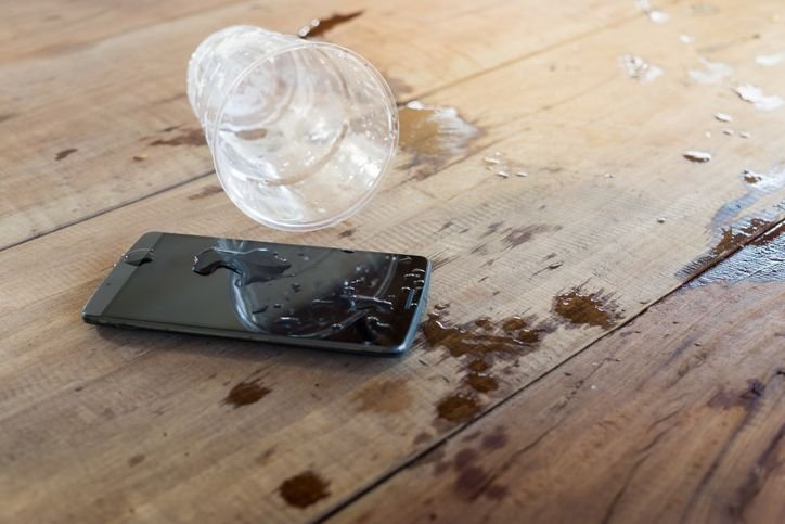 como-tirar-agua-do-celular-dicas-e-cuidados-seguros