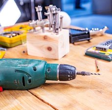 Preço de furadeira e parafusadeira: quanto custa um kit?