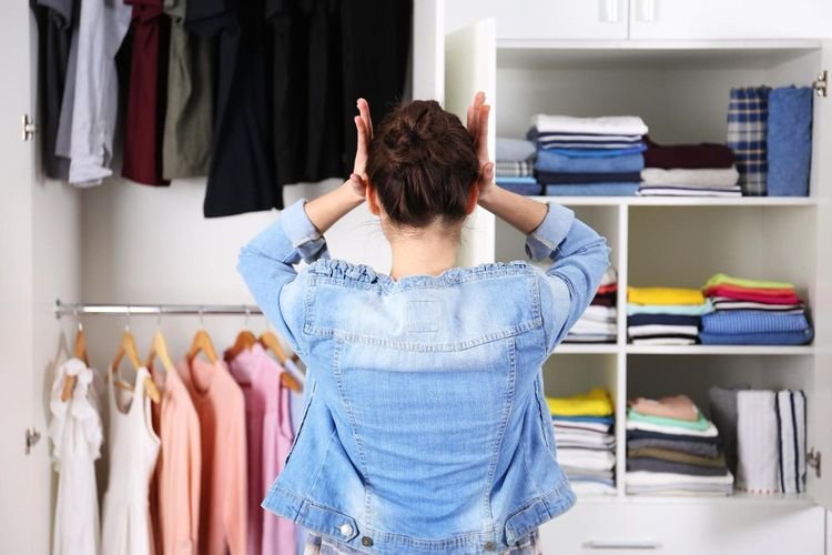 como-acabar-com-traca-no-guarda-roupa-limpeza-prevencao-e-o-que-realmente-funciona